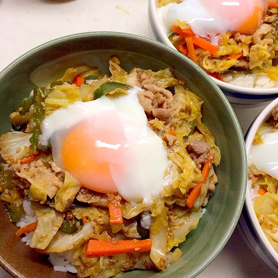 夏休み昼ご飯野菜たっぷり〜豚肉とキャベツのごまみそ丼〜温玉のせ(^^)|ゆうみん（4人の母ちゃん）さん