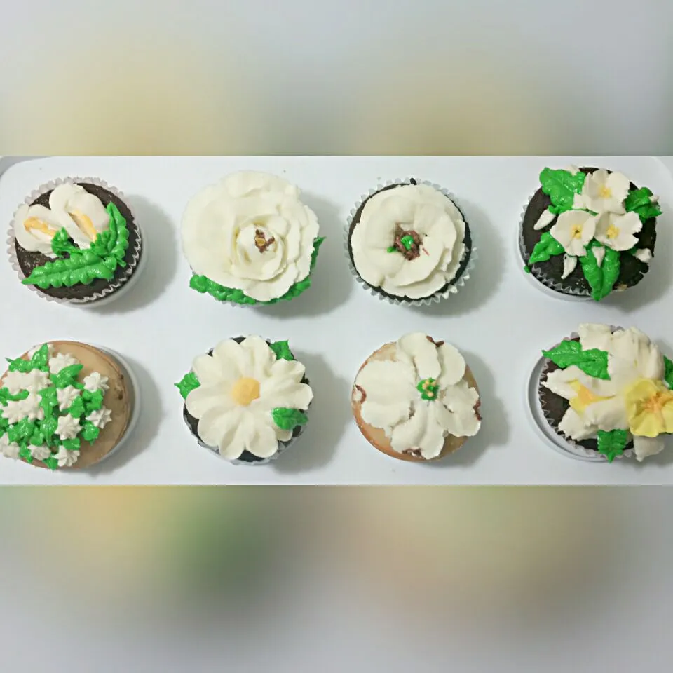 Snapdishの料理写真:Piped buttercream flowers on cupcakes|Allie Sanfordさん