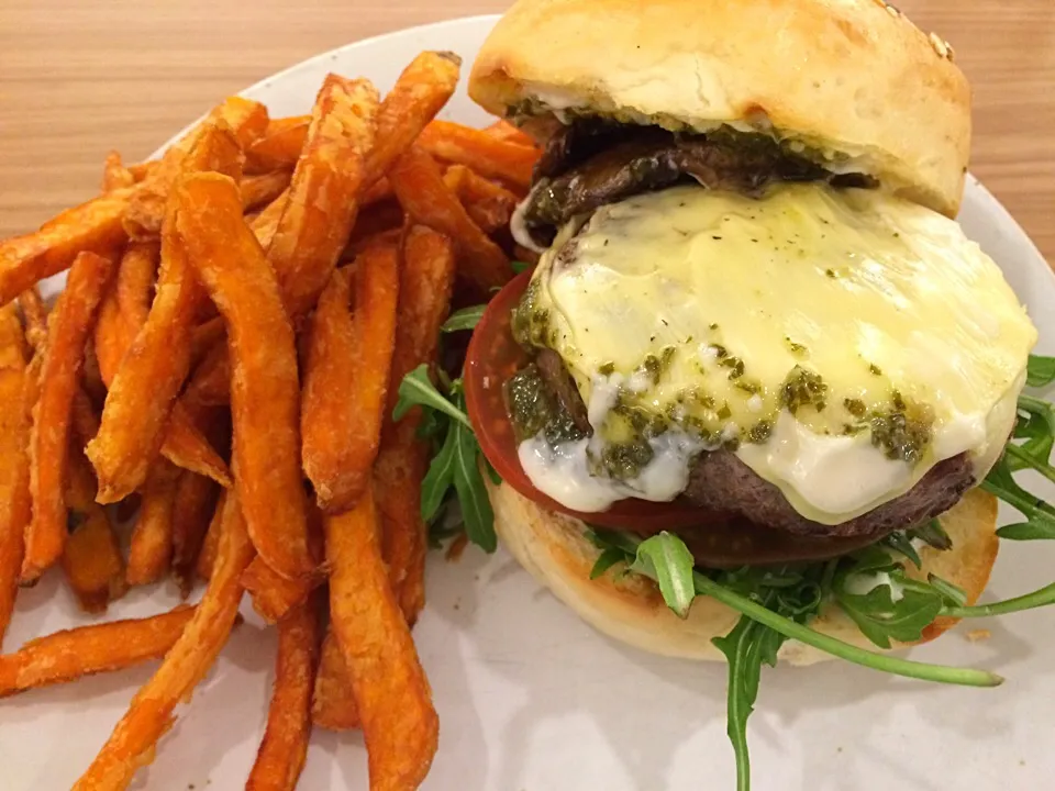 Portobello wagyu beef burger with sweet potato fries @ Curious Palette|Ong Sor Fernさん