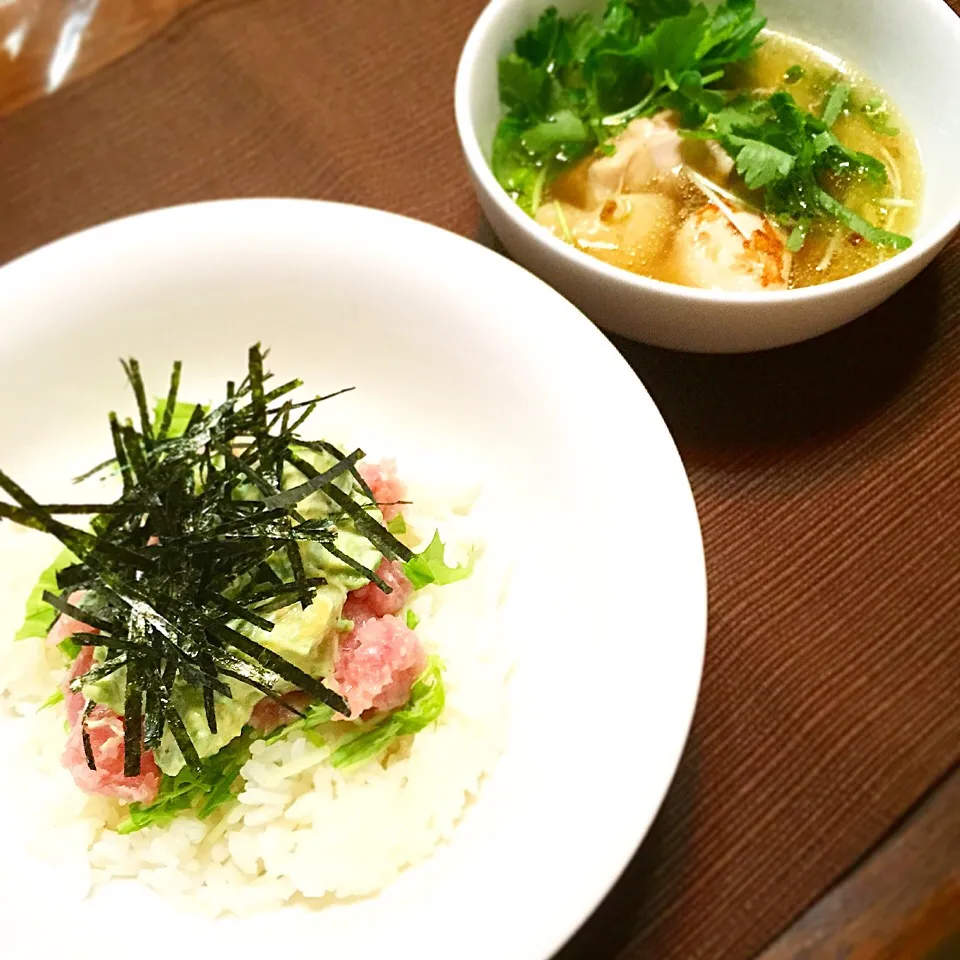 Snapdishの料理写真:まぐろとアボカドのタルタル丼♡鶏のねぎ塩香味スープ♡|まゆかさん