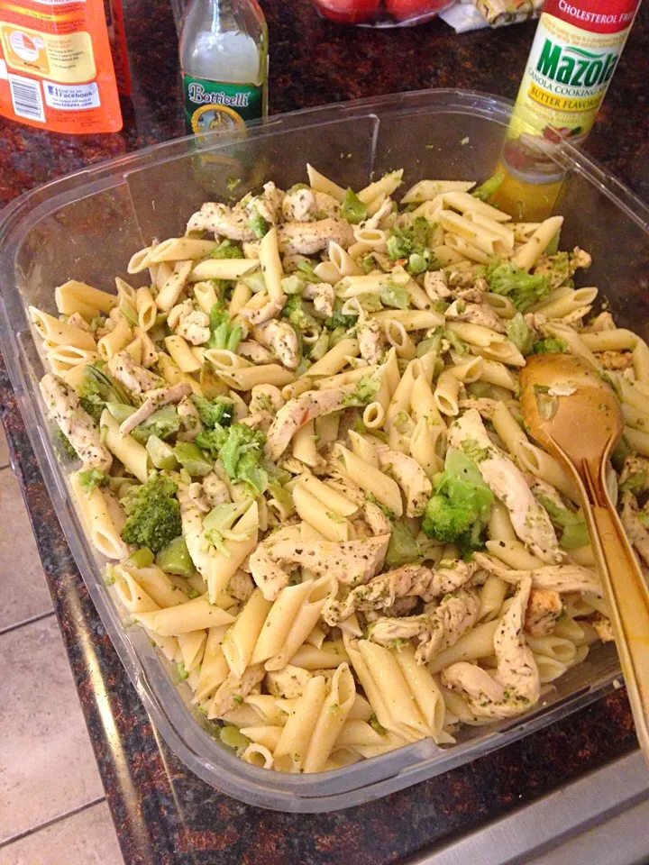 Penne pasta with sautéed lemon pepper chicken steamed broccoli in a garlic and olive oil sauce|Brittany Fosterさん