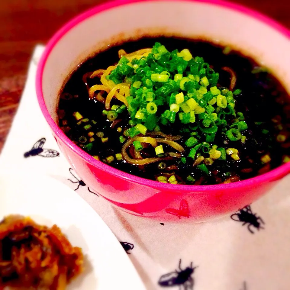 お土産でいただいた富山ブラックラーメン！※ウチにはどんぶりが無いコトに気がつくの巻💦💦|カナ☆デップさん