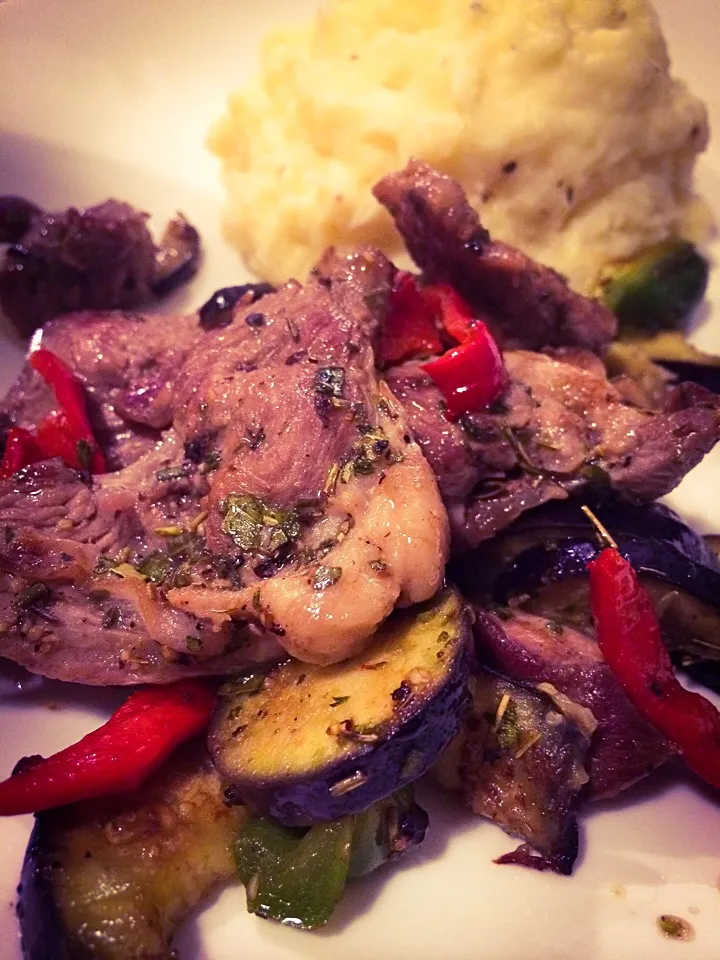 Aromatic herbs lamb with home made smashed potatoes|el sushi de la manchaさん