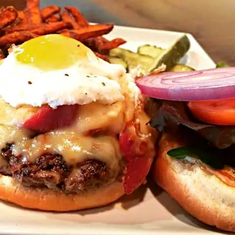 Cheese Burger W/ Sunny Side Up Egg  On A Kaiser  Roll W/ All The Trimmings W/ Sweet Potatoe  Fries W/ Kosher Hot Spear Pickles|Sheila Harrisさん