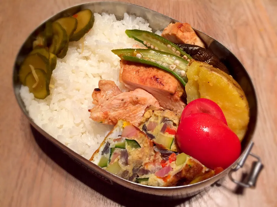 おっと弁当#塩麹チキン#スペインオムレツ#焼き夏野菜|おゆさん