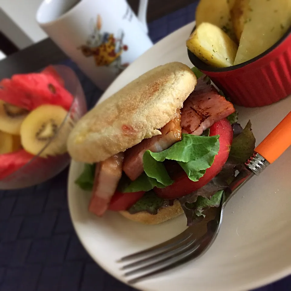 朝食◎ イングリッシュマフィンでBLT🍔|しょちちさん