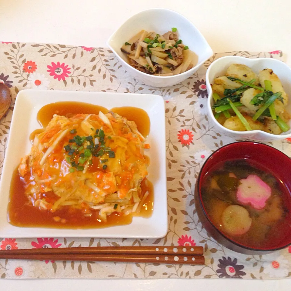 天津飯、じゃがいもとほうれん草の炒めもの、味噌バター風味の大根麻婆、花麩とわかめのお味噌汁|にゅきさん