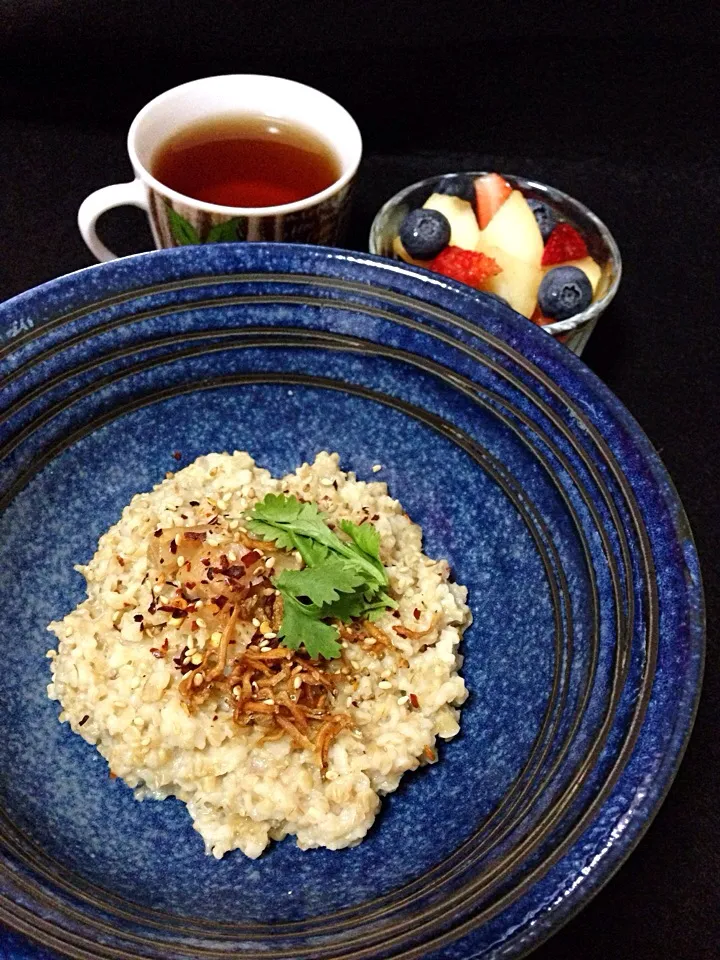 Savory oatmeal cooked in dashi with dried scallops & whitebait, fresh fruits, ☕️|coxiella24さん