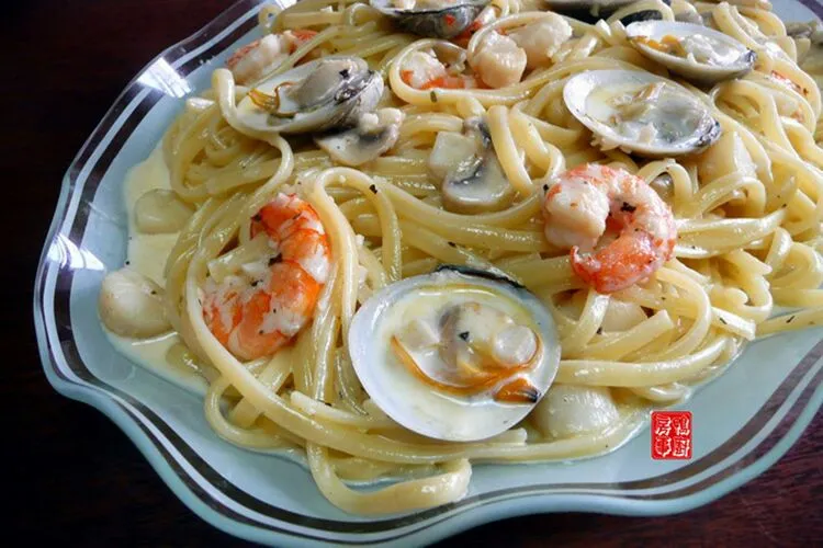 seafood linguine in white sauce|steven z.y.さん