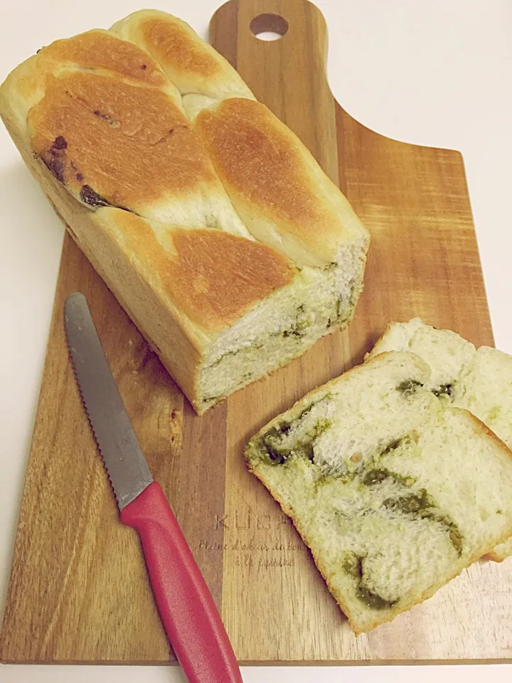 パン修行。いたるんるんさんの本から、マーブル抹茶食パン。マーブルにならなかったけど…( ꈨຶ ˙̫̮ ꈨຶ )|ようくさん