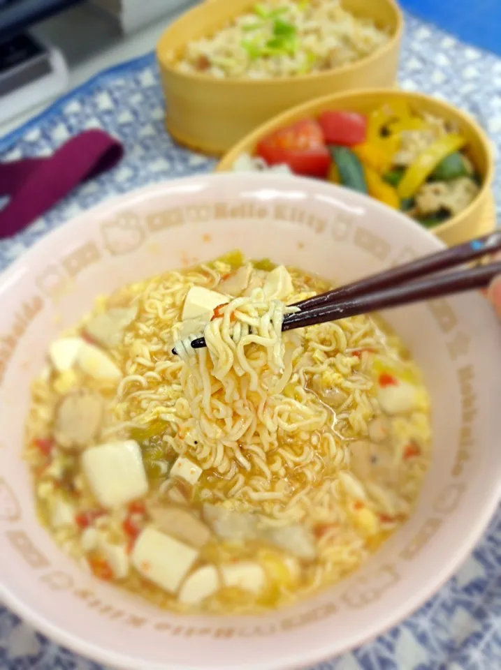 Today’s lunch. 会社のデスクで酸辣湯麺作るという暴挙w|hoppycowさん