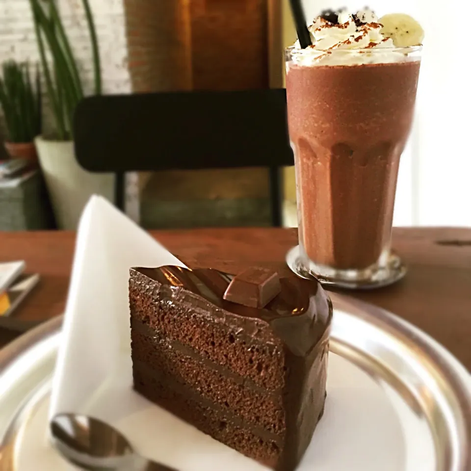 Soft choco cake with choco banana smoothy|Kim Pakinyさん