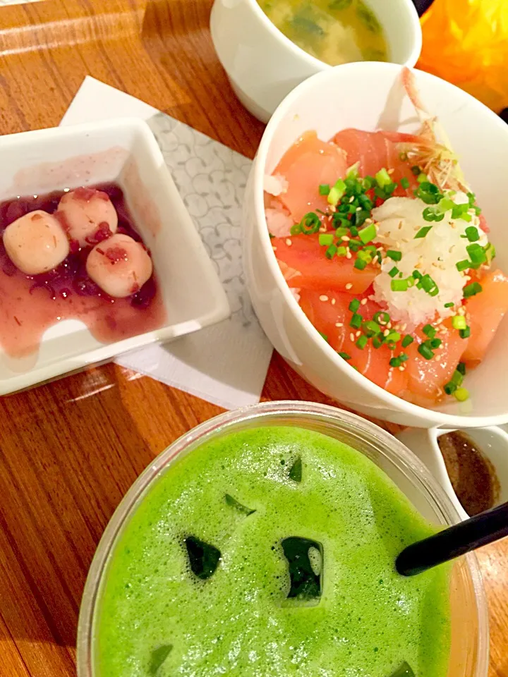 カジキ鮪の丼、アオサのお味噌汁、あずき白玉、グリーンティー|ch＊K*∀o(^^*)♪さん