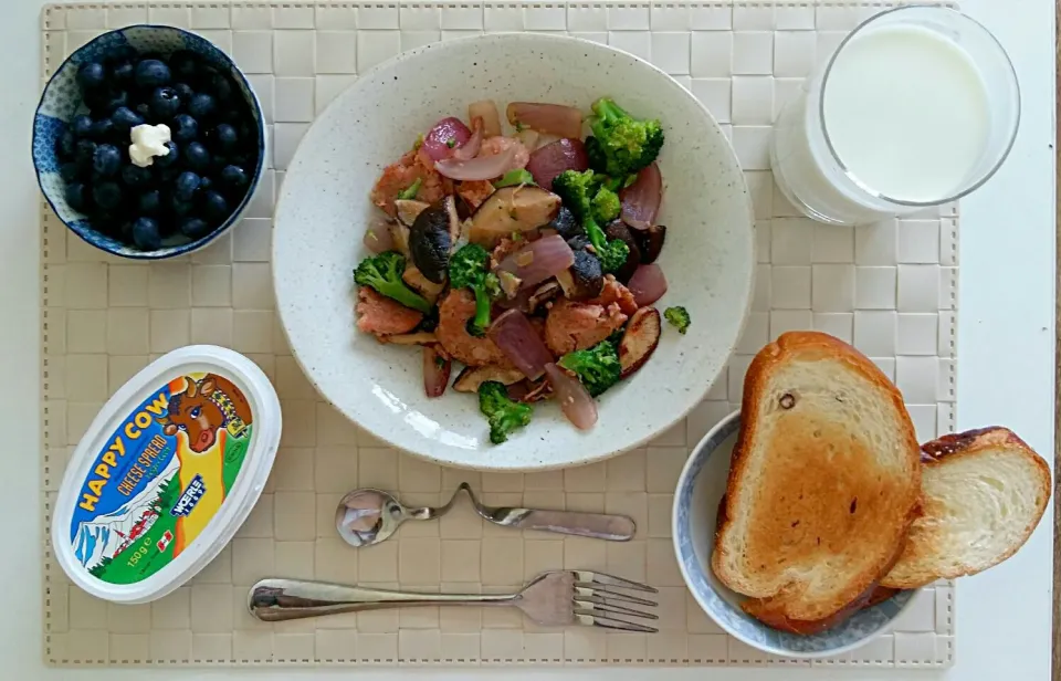 Breakfast: toast, cheese, fried sausage with vegetables, blueberry, milk.|Liciaさん