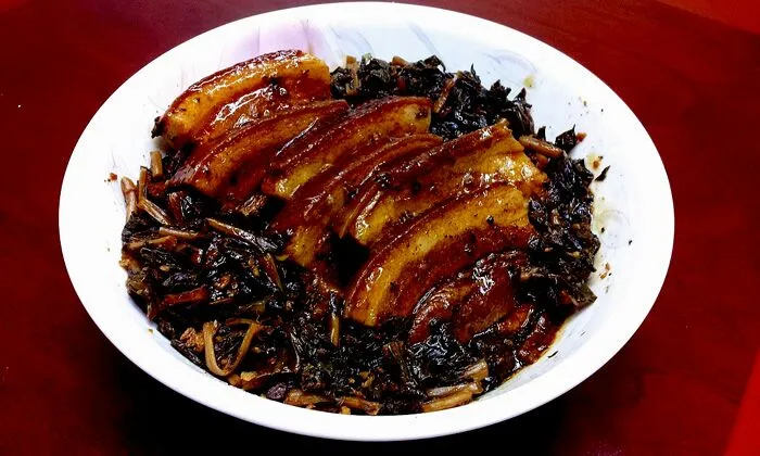 扣肉。。。braised pork belly in dark soy, wine, rock sugar， herbs and spices.|steven z.y.さん