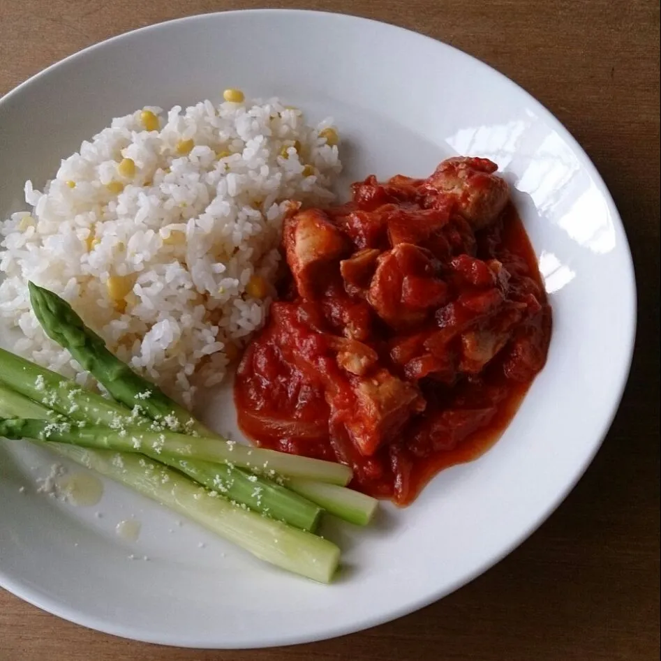 Snapdishの料理写真:チキンのトマト煮ととうもろこしご飯🎶|takakoさん