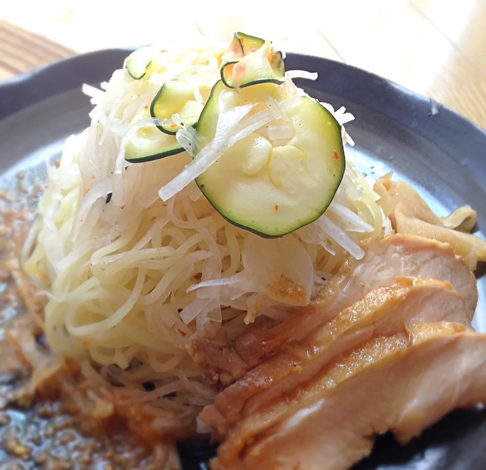 自家製芝麻醤でつくる冷やし麺鶏胸肉しっとり柔らかいんだから٩( ᐛ )و|ぽんたさん