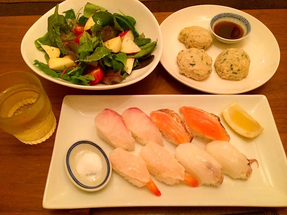 今夜はあっさりと。豆腐と青じそのハンバーグ、リンゴとトマトのサラダ、塩とレモンで食べる寿司。|マユマユさん