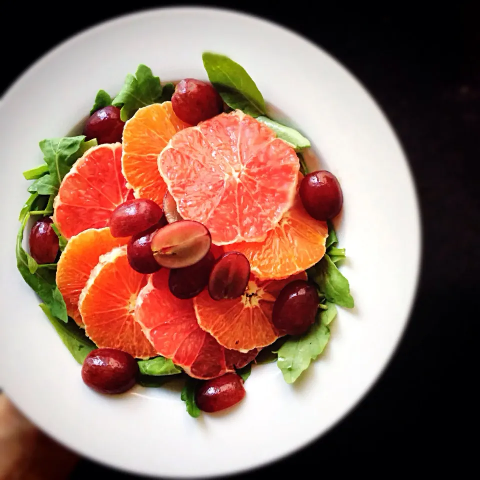 Citrus salad - pink grapefruit, Cara Cara orange with grapes over rucola leaves|coxiella24さん