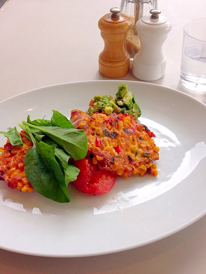 bill granger's corn fritters with avocado salsa 表参道のbillsで朝ごはん|Rasayi723さん