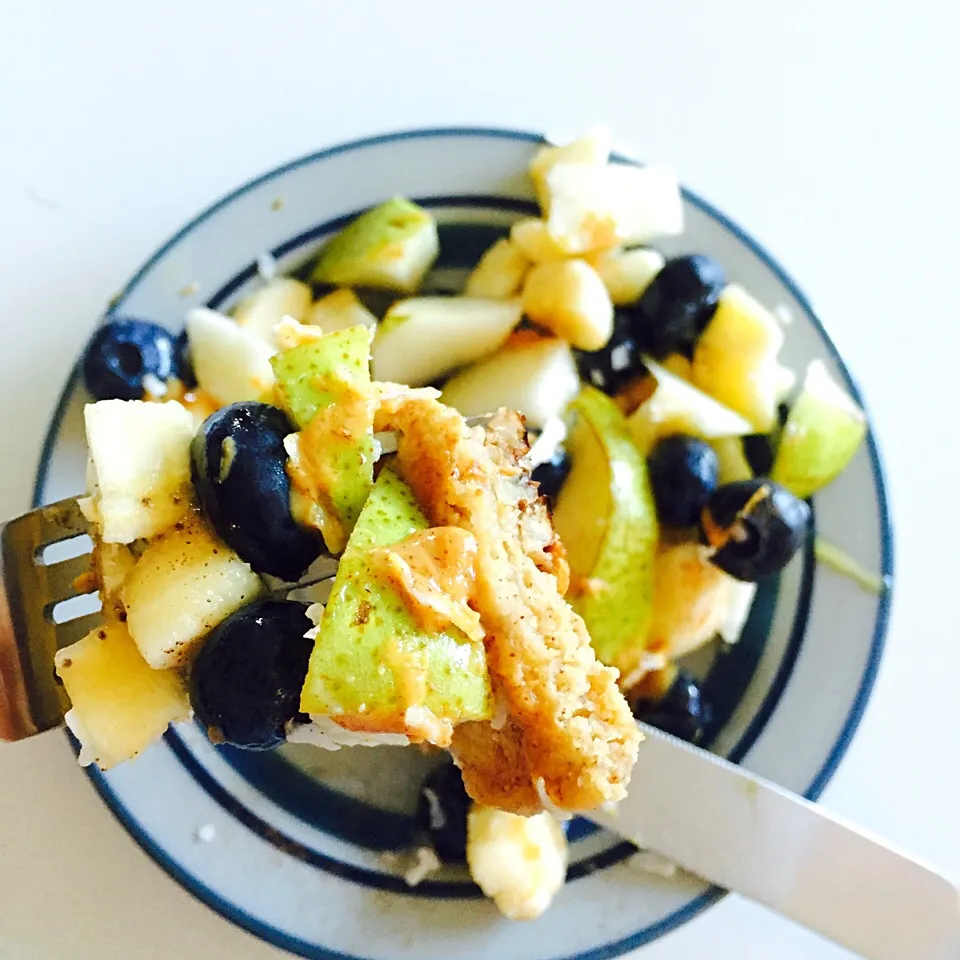Whole wheat pancakes with banana, berries, and pears a drizzle of honey & PB drizzle and coconut flakes|victoria valerioさん