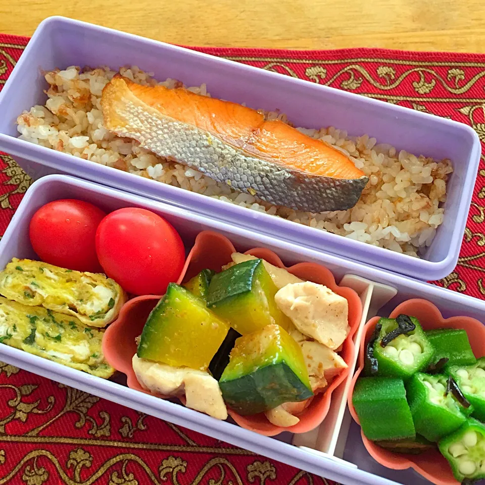 かぼちゃと鶏ささみの胡麻和えサラダとオクラの塩昆布和えと焼き鮭弁当|もえさん