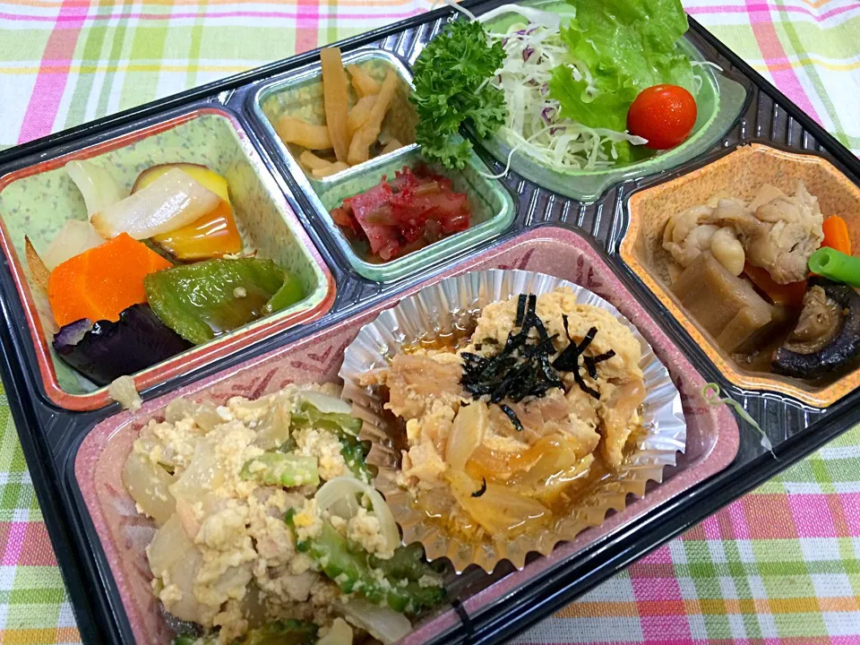 Snapdishの料理写真:豚肉とゴーヤと玉子の炒め物 日替わり弁当 豊川市宅配|Naokazu Kuritaさん