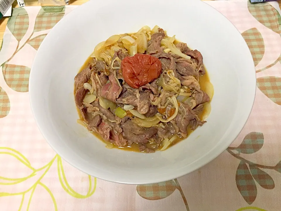 Snapdishの料理写真:牛肉と玉ねぎとエノキの梅バター炒め|もたぷーさん