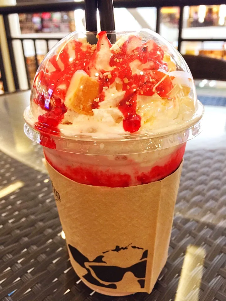 Snapdishの料理写真:Strawberry cheesecake Frappe|Aomさん