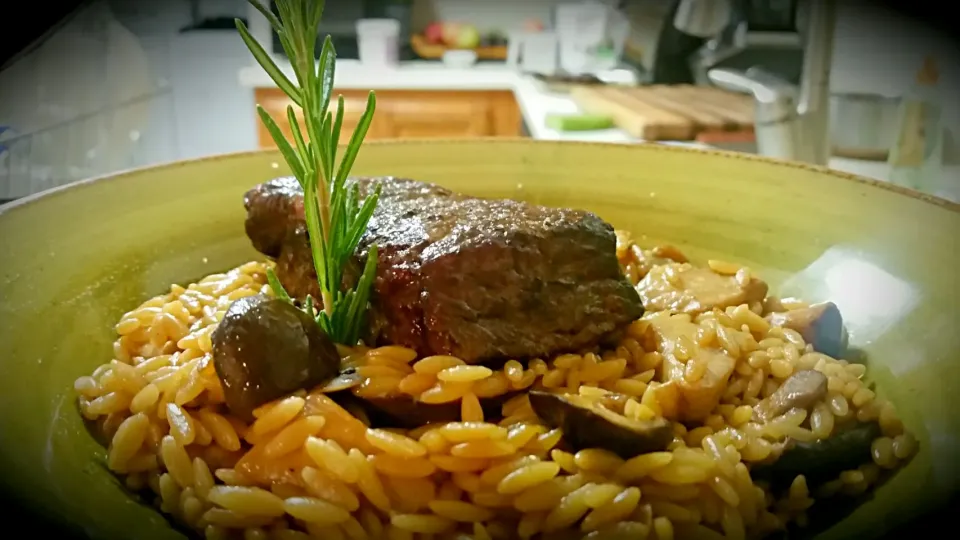 Snapdishの料理写真:chantrelle and shitake mushroom risotto with smoked short rib|Elisha Andersonさん