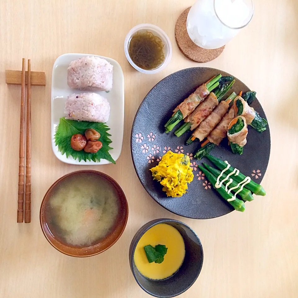 野菜の肉巻き(小松菜と人参)、かぼちゃサラダ、おくら、茶碗蒸し、味噌汁、雑穀米のおにぎり、もずく|りょうさん