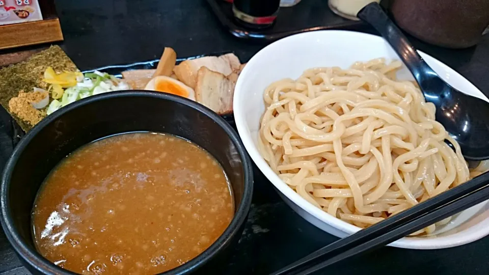 新大塚・ラーメン春樹

麺の増量は特盛まで無料！
ちなみに特盛は900gです！
画像は大盛で550g！|りくれんさん