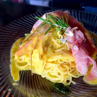 Snapdishの料理写真:有頭エビと生ハムの県産マンゴーを使ったマンゴーソースパスタ|伊太利食堂ナポリナトさん