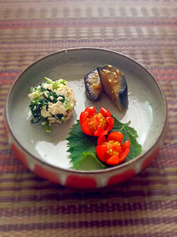 お花トマト・ナスの揚げ浸し・ほうれん草とちりめんの白和え（本日のお昼ご飯その①）|くるみさん