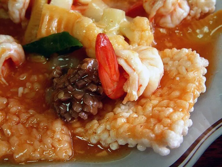 三鲜锅巴。。。saute seafood and meats in tomato sauce over puff rice|steven z.y.さん