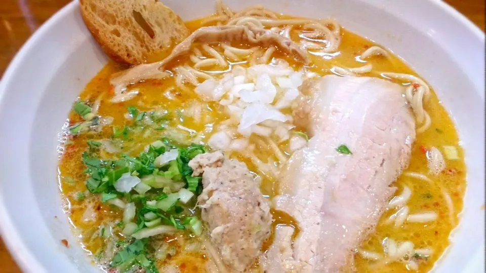 ハリケンラーメンフランスパンのせ|ひよこさん