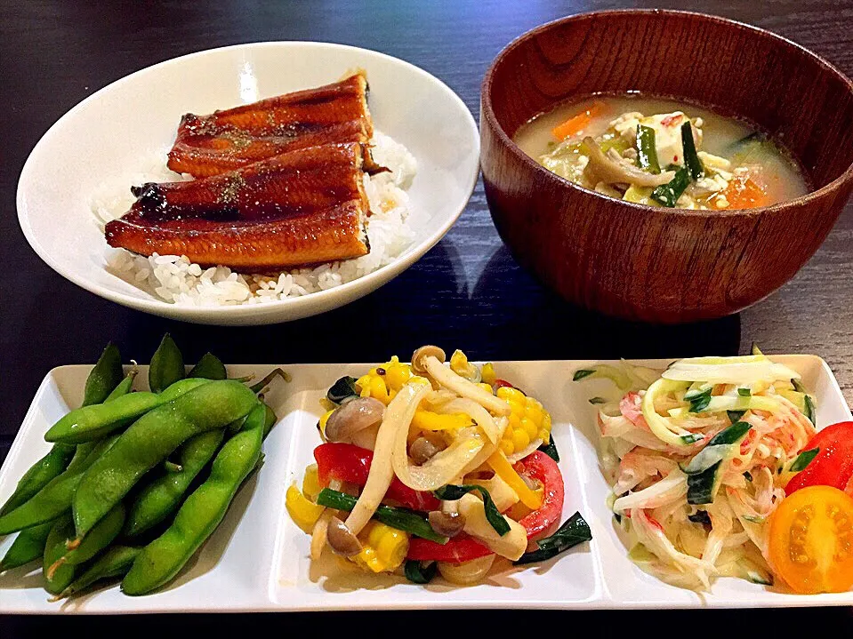 ⭐️うな丼 ⭐️豚汁 ⭐️枝豆 ⭐️パプリカととうもろこしのグリーンカレーマヨ炒め ⭐️カニカマと胡瓜のサラダ|よっちぃさん