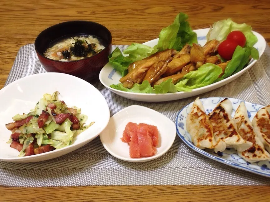 トマト入りスープ・チキンバー煎り鶏・焼き餃子・明太子・コロコロカリカリベーコンとキャベツ炒め|美也子さん