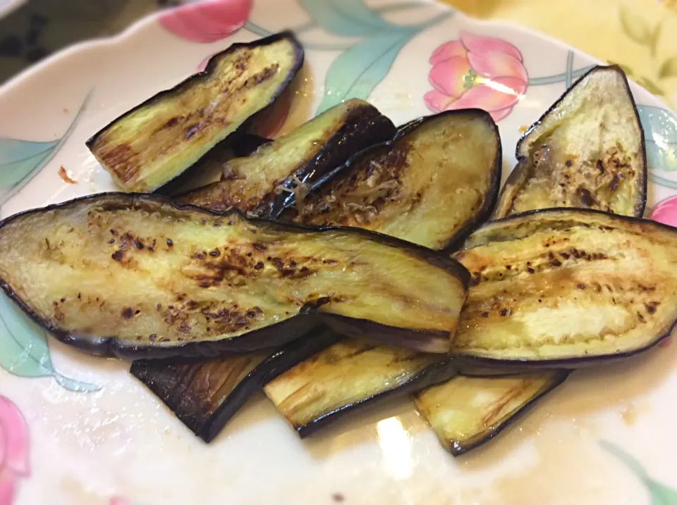 焼き茄子🍆😋生姜生姜で美味しいわ〜✌️|アライさんさん