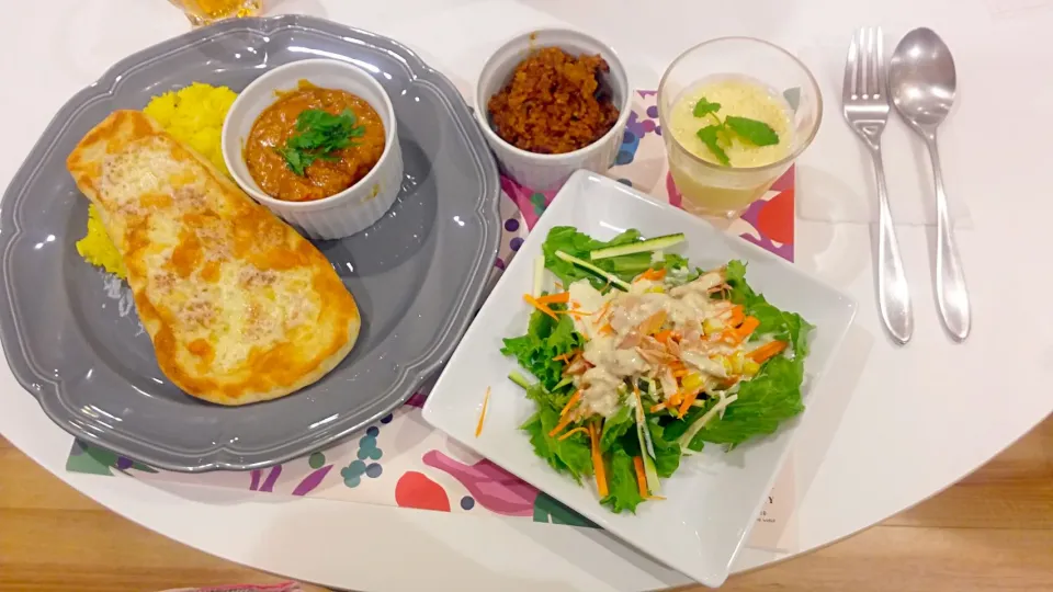 二種類のカレーとチーズナンとターメリックライスでディナー🌃🍴|松浦あつ子さん