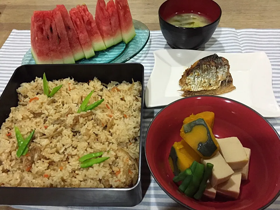 牛蒡と人参の炊き込みご飯・網走産ニシン塩焼き・高野豆腐とカボチャ炊き合わせ・玉ねぎワカメ味噌汁・スイカ|まーままさん