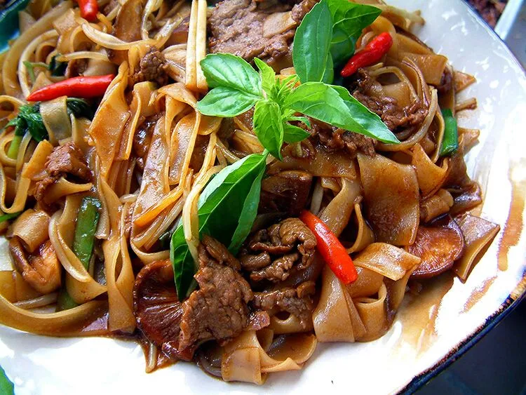 炒牛河。。。stir-fried flat rice noodle with beef and shitake mushroom|steven z.y.さん