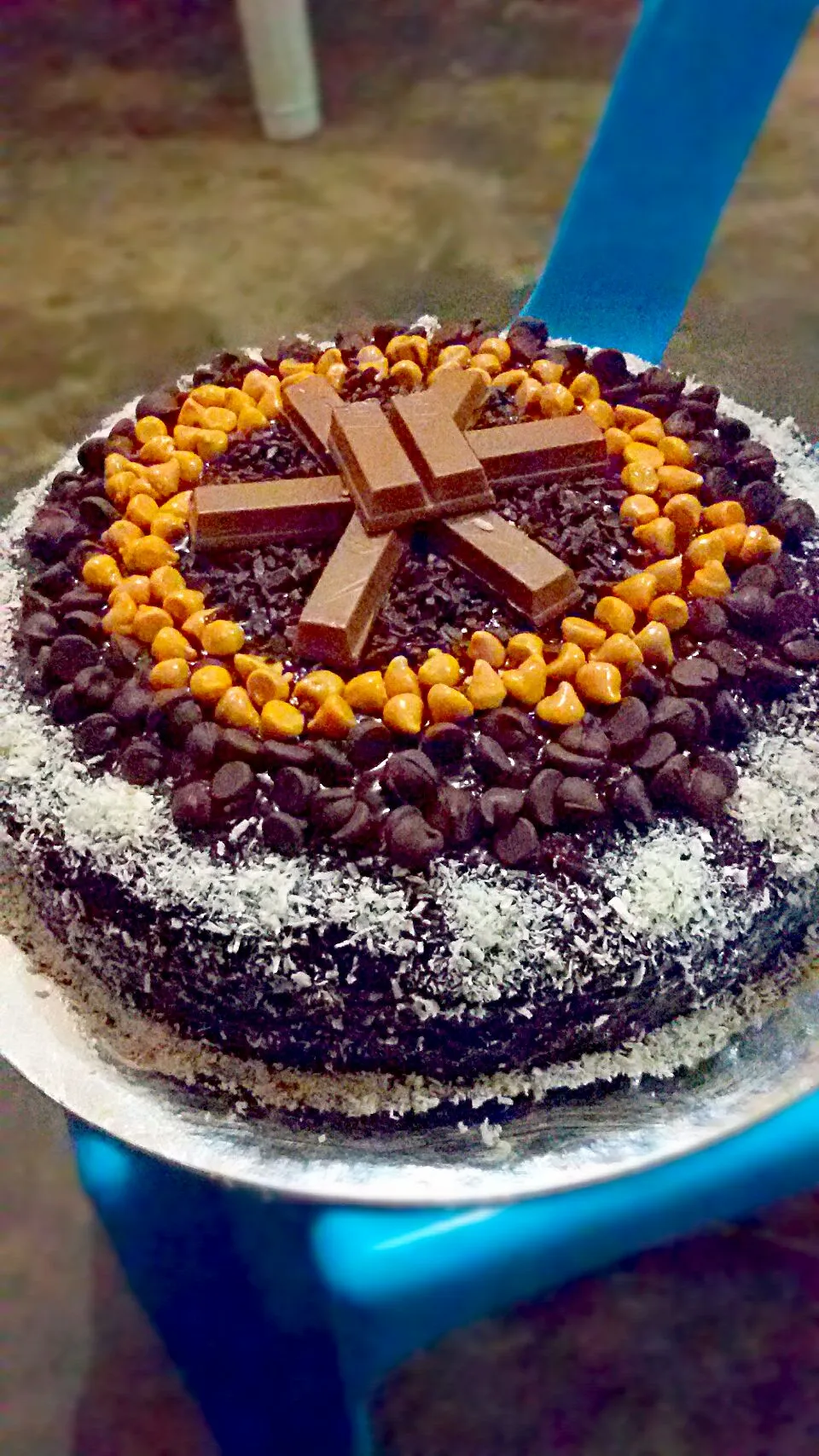 #chocolatecake with #chocolatechips , #butterscotchchips , #chocolate nuggets and #kitkat|Ivy Emia Astovezaさん