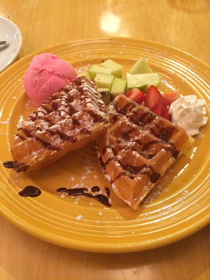 Snapdishの料理写真:Waffle w/ Strawberry Icecream|willklhさん