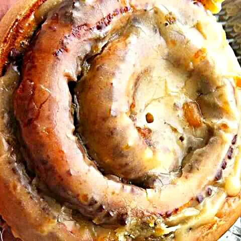 Frosted Cream Cheese Cinnamon Bun W/ Crush Glazed Pecans And Peach Cobbler Filling|Sheila Harrisさん