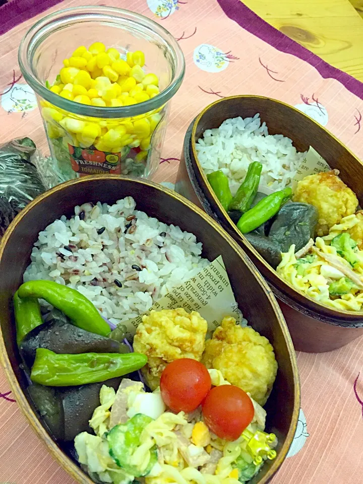 Snapdishの料理写真:唐揚げ弁当                                  鳥唐揚げ                                       マカロニサラダ                            なすとししとうの煮物                ジャーサラダ|ひななぎさん