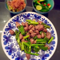 Snapdishの料理写真:鶏ハツのニンニク炒めと自家製野菜の漬物と焼きなす^ ^|ともかさん