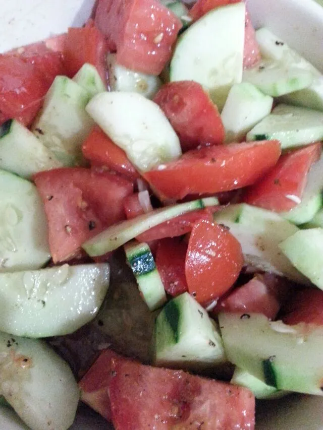 fresh cucumber and  tomato salad.|Polly Gelfusoさん