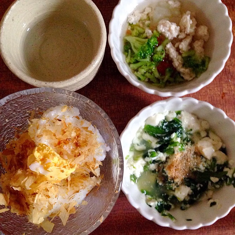 0806朝 卵おかか粥、ほうれん草のごま白和え、鶏とトマトとブロッコリと玉ねぎのスープ|かえるさん