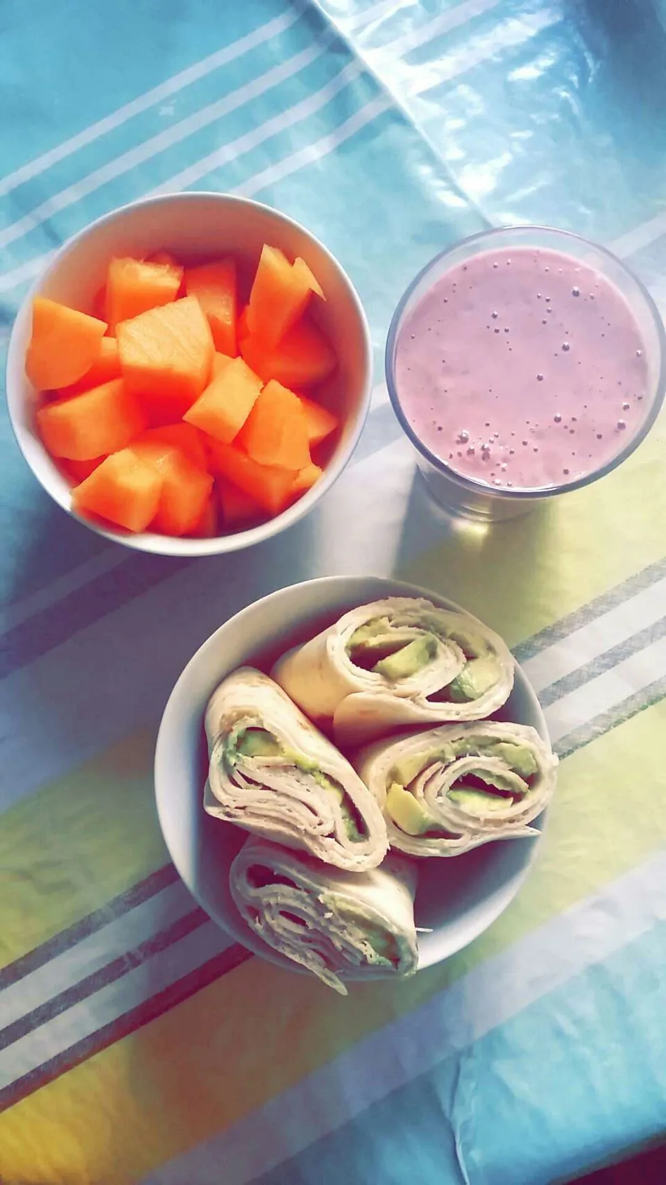 #lunch - avocado and chicken wraps, homemade raspberry smoothie & melon ♡|Mélissaさん